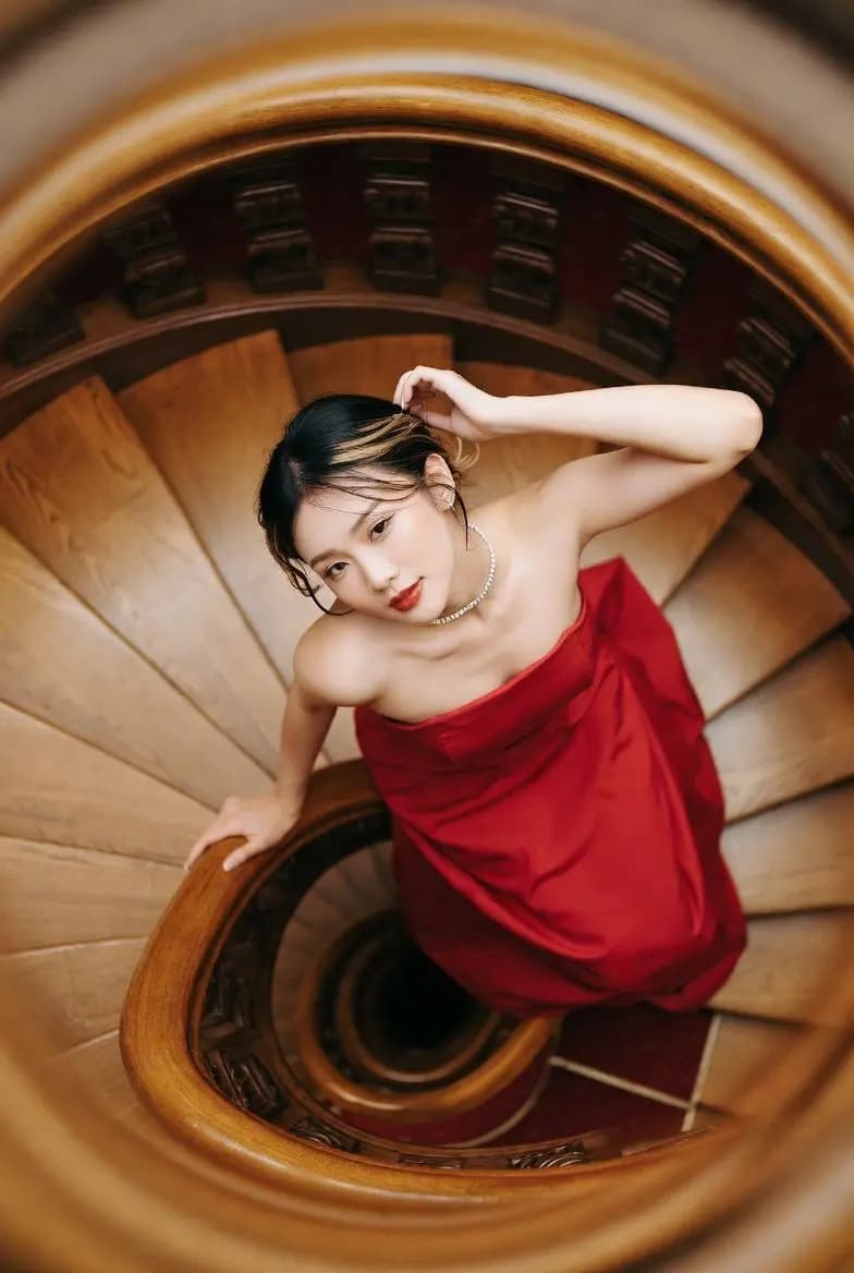 Elegance on Every Step: A Stately Fashion Moment