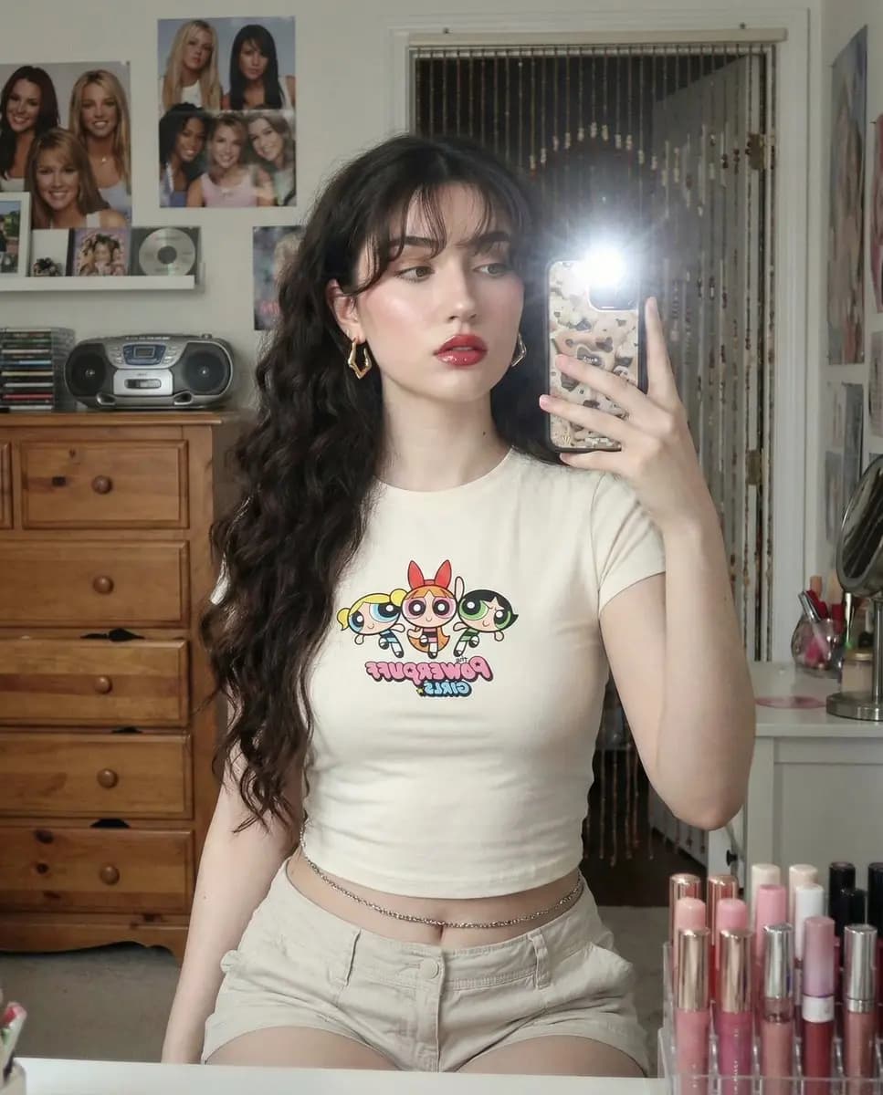 Throwback to Mirror Selfies: Capture Your 2000s Vibe!